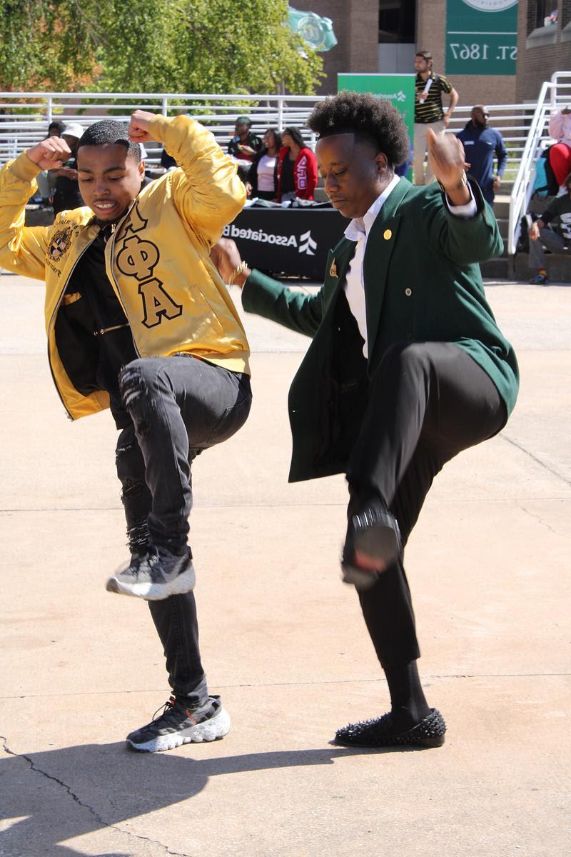 两个学生在跳舞